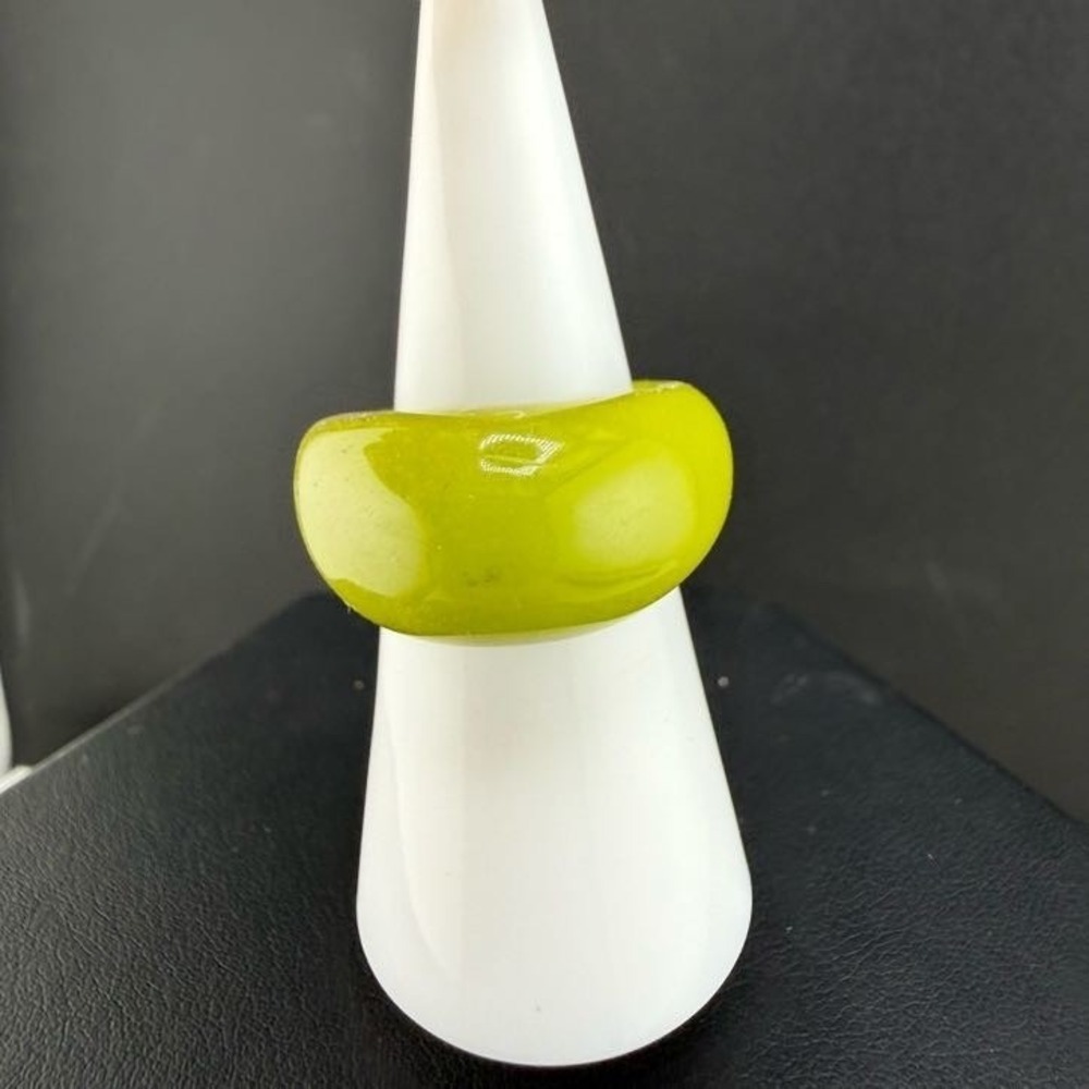 Vintage Retro Acrylic Ring‎ Avocado Green Dome Size 6